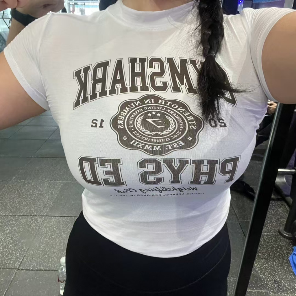 Gym++shark Phys Ed Graphic Women Body Fit เสื้อยืด