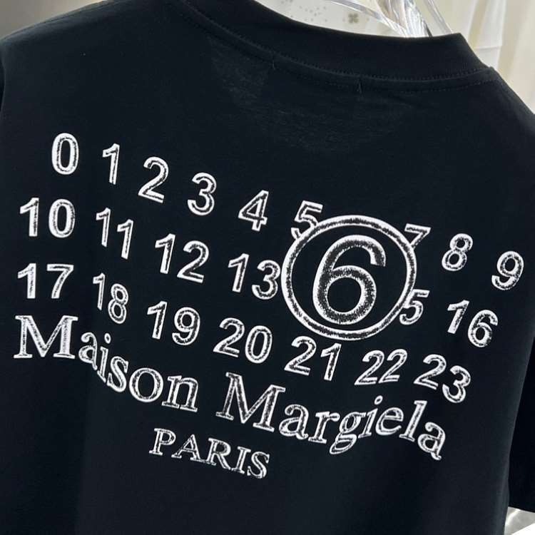 Maison Margiela Margiela เสื้อยืดแขนสั้นผ้าฝ้ายแท้ผู้ชายและผู้หญิง Alphanumeric โลโก้คู่สวมใส่แฟชั่น