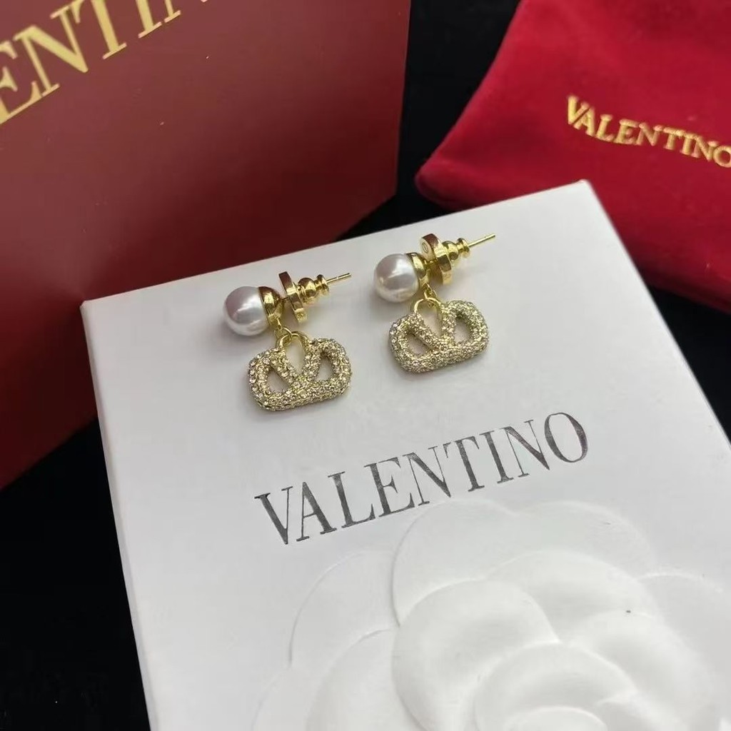 Valentino 2025 ต่างหูผู้หญิงใหม่ประณีตและอเนกประสงค์ Anti-Allergic VALENTINO ต่างหูตัวอักษรอารมณ์