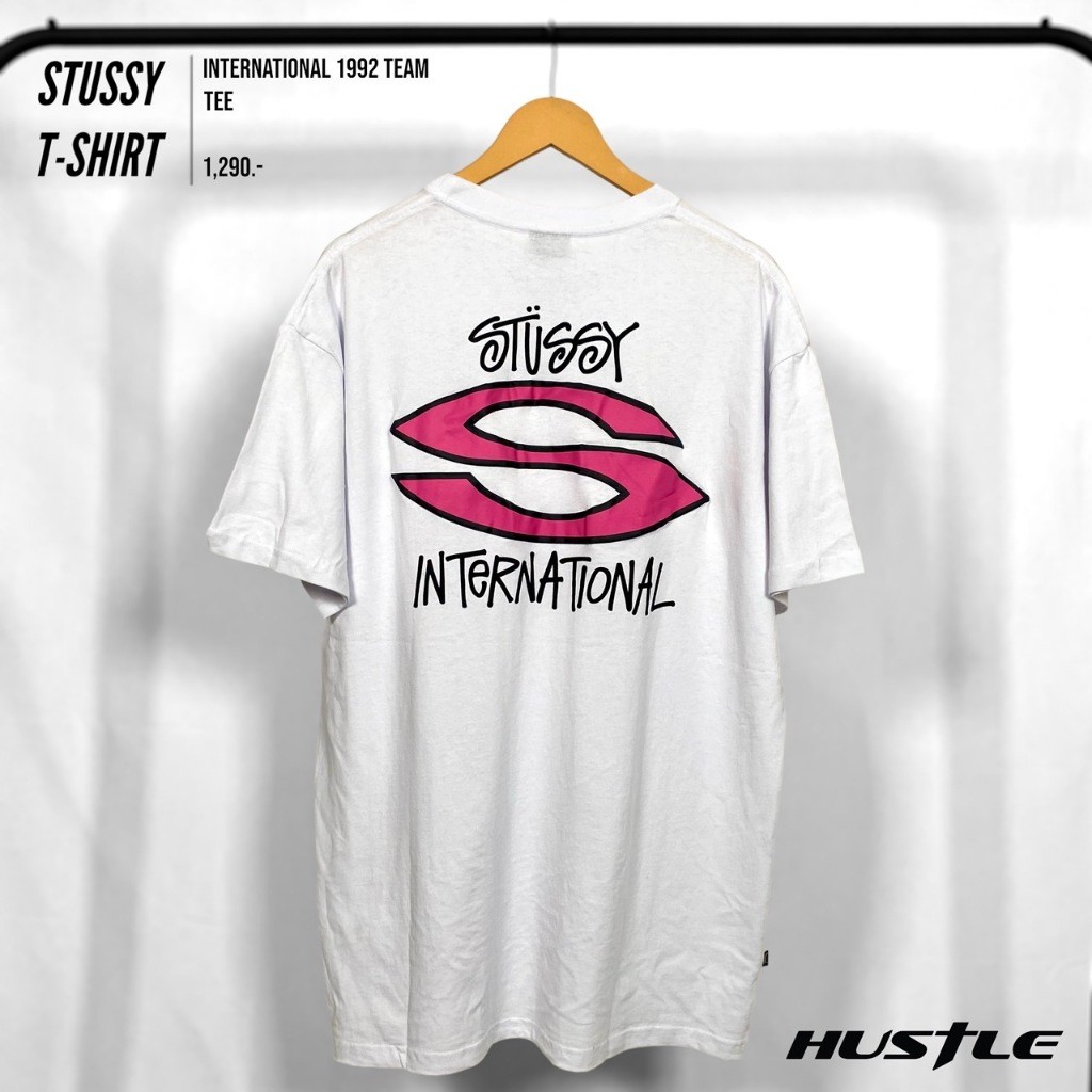 ♞,♘[Hustle.store]เสื้อยืด Stussy International 1992 Team Tee มือ1ของแท้พร้อมส่ง️️️️️️️️ SGK