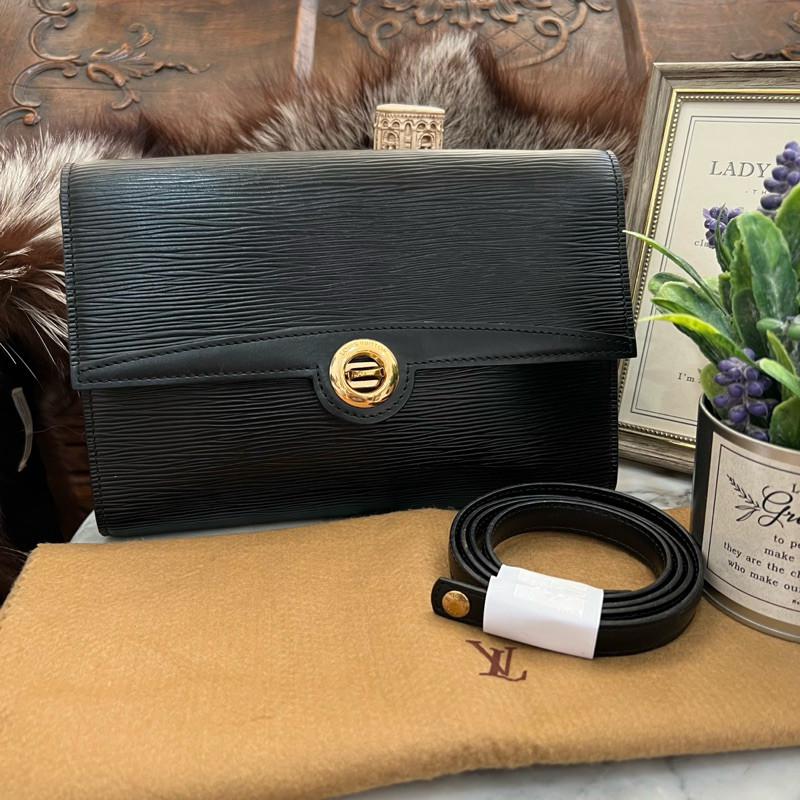 2024 LV Epi Black Arche Shoulder Bag มือสองของแท้