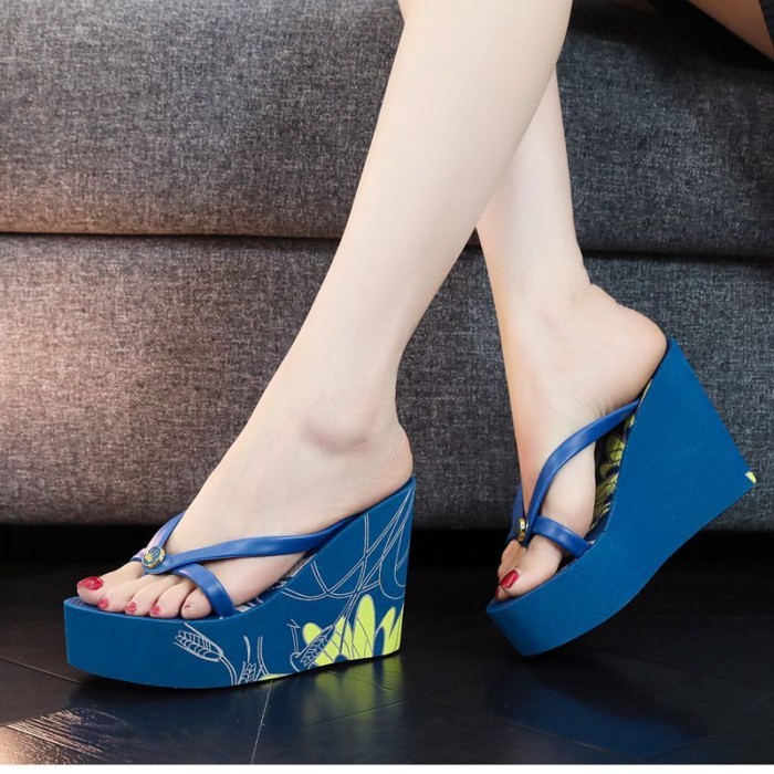 รองเท้าแตะทรงลิ่มสำหรับผู้หญิงฤดูร้อนอินเทรนด์เค้กฟองน้ำรองเท้าแตะชายหาดลื่นเพิ่มความสูงวันหยุดรองเ
