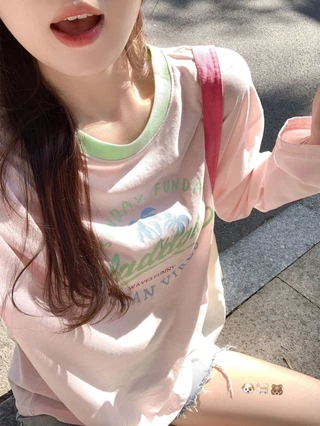 เสื้อยืด Dopamine สีชมพูสไตล์เกาหลีผู้หญิงแขนยาวฤดูร้อนสไตล์ใหม่เสื้อกันแดดหลวมบาง