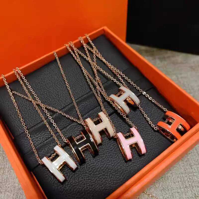 สร้อยคอมัณฑนา H แบบคล้องทรวงอก ทองโรสโกลด์ 18K พร้อมจี้ตัวอักษร H