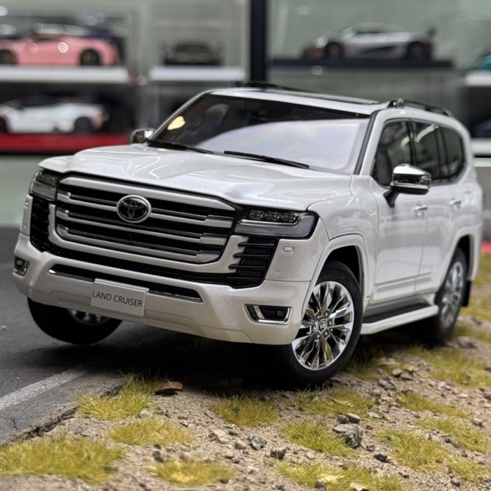 คลังสินค้าพร้อม LCD 1: 18 Toyota Land Cruiser Land Cruiser LC300 ZX โมเดลรถโลหะผสมเครื่องประดับ