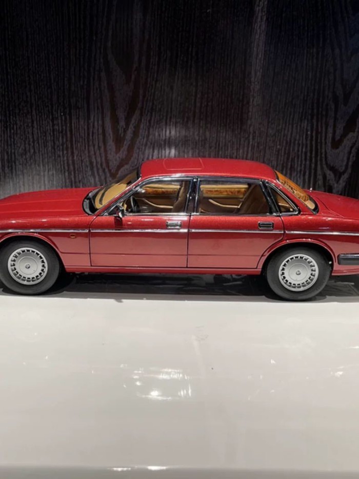 AR เกือบจริงเช่น 1/18 Jaguar XJ6 (XJ40 โมเดลรถแบบคงที่โลหะผสม