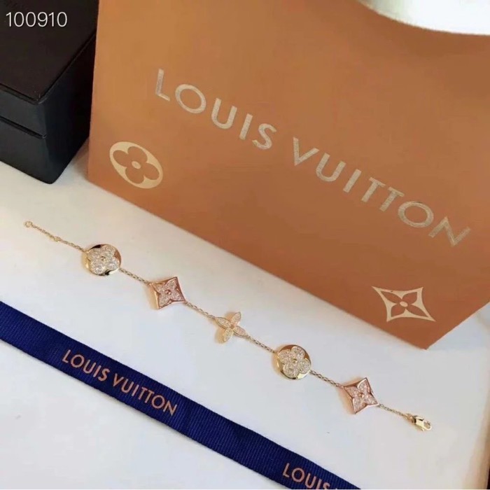 สร้อยข้อมือLouis Vuitton ออกแบบเป็นลายดอกไม้ อ่อนโยนและสวยงาม