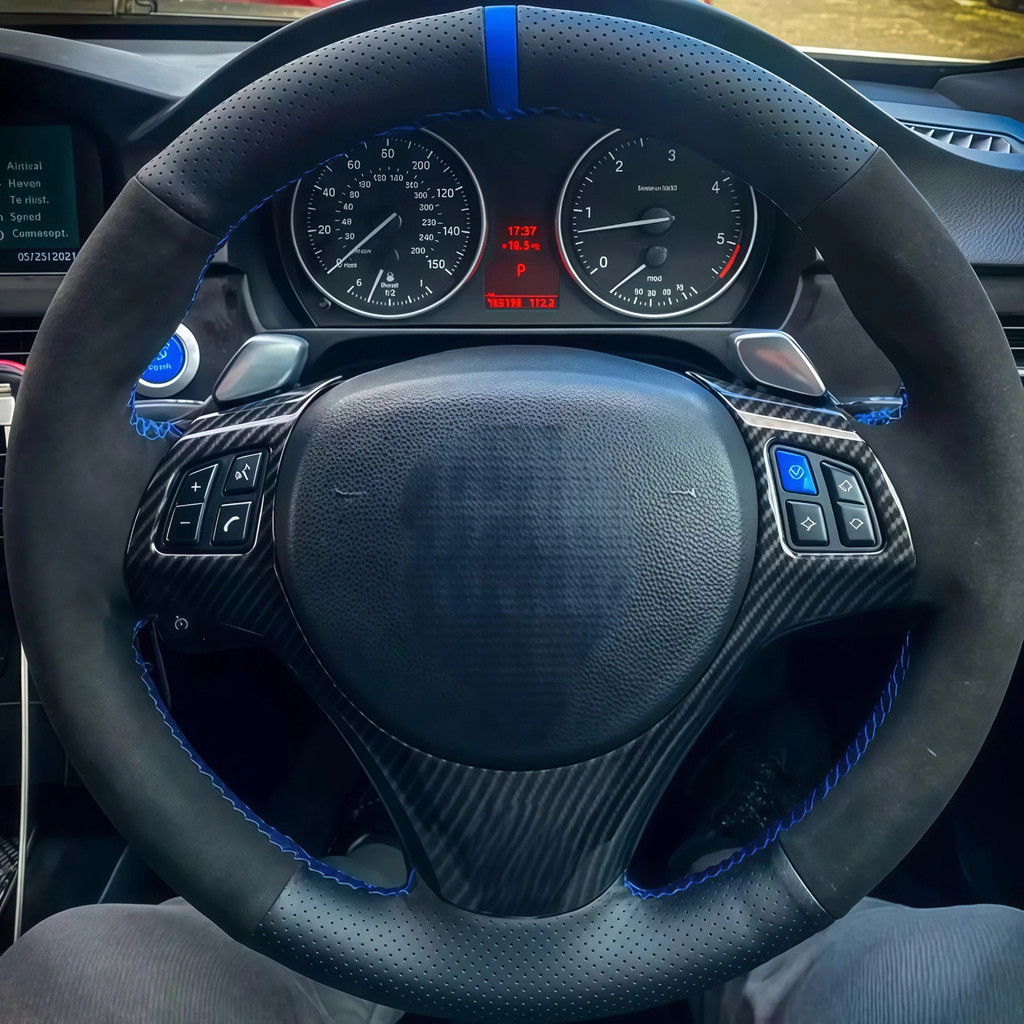 DIY หนังเทียมหนังนิ่มคาร์บอนไฟเบอร์ที่กําหนดเอง Hand-stitched พวงมาลัยรถสําหรับ BMW M Sport M3 E87 E