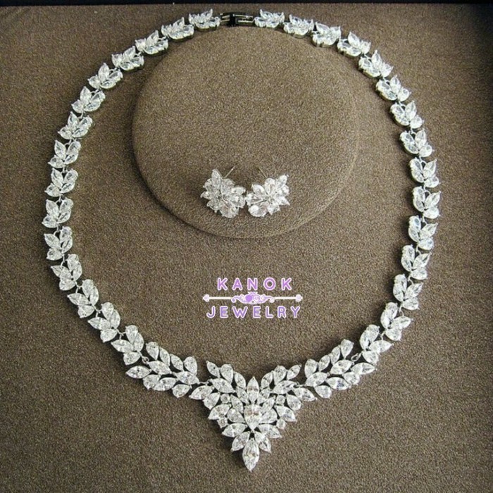 Kanok Jewelry เซ็ตเครื่องประดับเจ้าสาว สร้อยคอเพชรพร้อมต่างหู (W012)