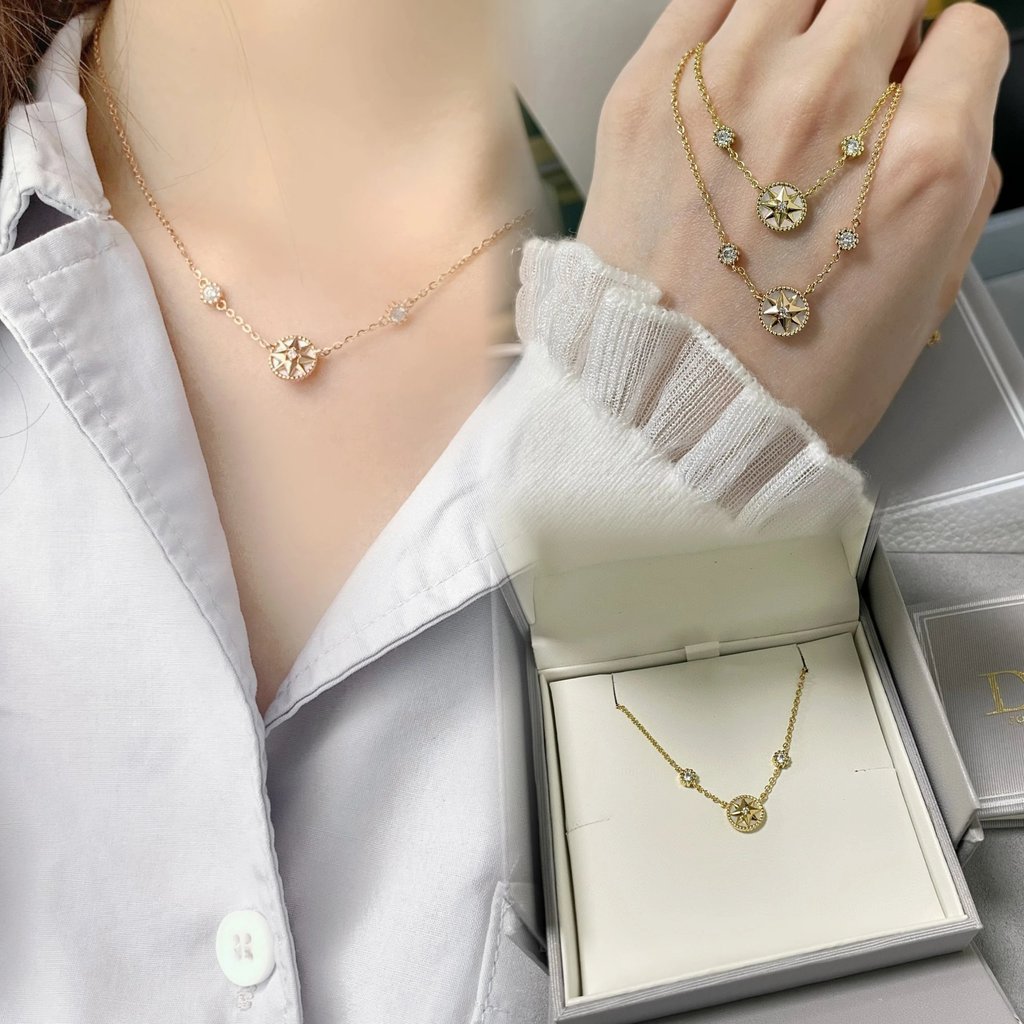 Dior Premium Mother-of-Pearl Star Compass Necklace สร้อยคอมุกหินปักลายดาวทรงกลม ทำจากทองคำขาว 18k พ