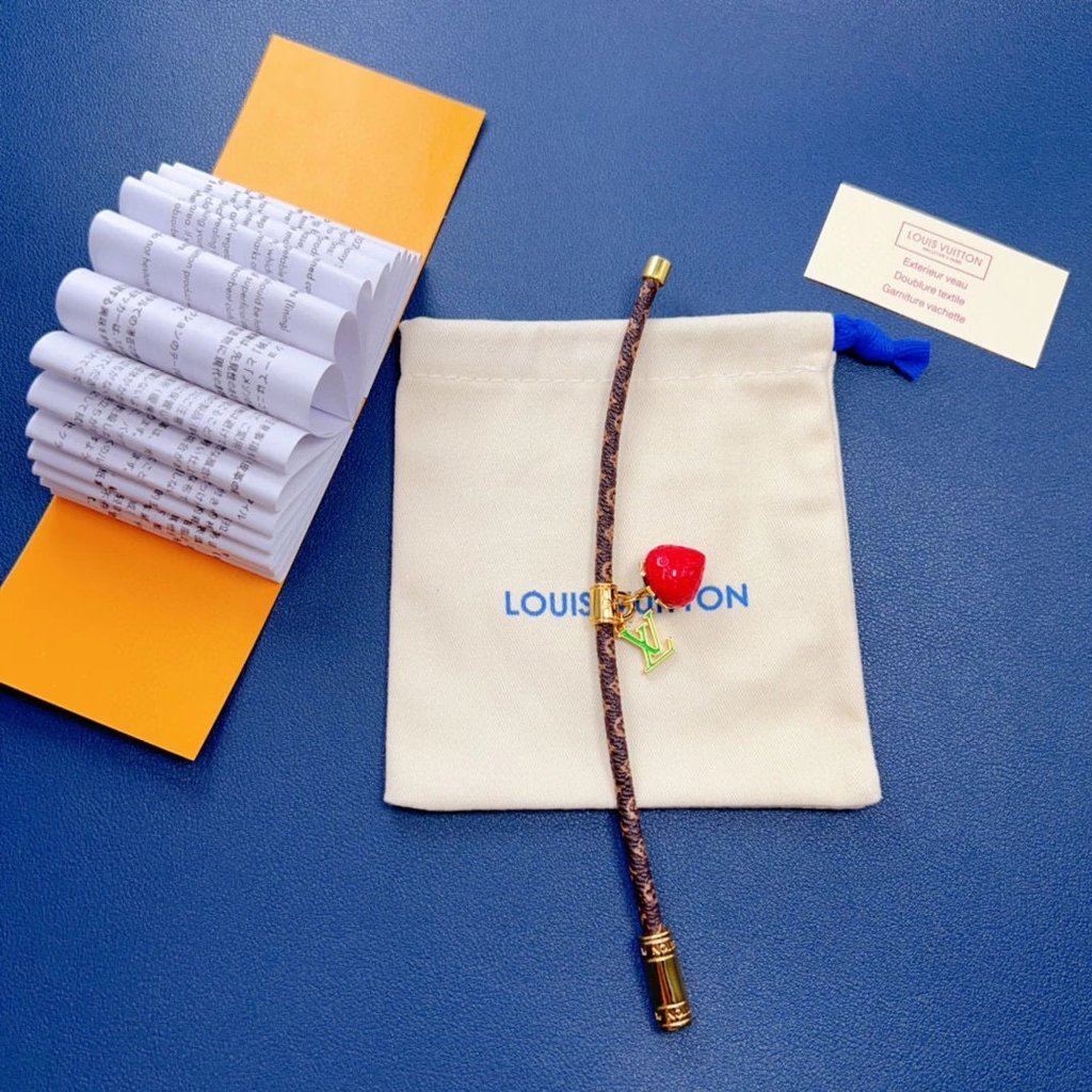 สร้อยข้อมือLouis Vuitton สีสตอเบอร์รี่ ดูทันสมัยและหรูหรา