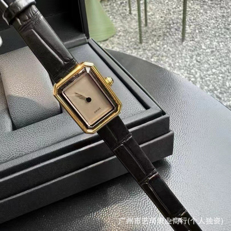 2026 แฟชั่นกีฬาแฟชั่นกีฬา Chanel สไตล์เข็มขัดสแควร์นาฬิกาหญิง ins หญิงนาฬิกายุคกลาง Chanel Sugar Cub