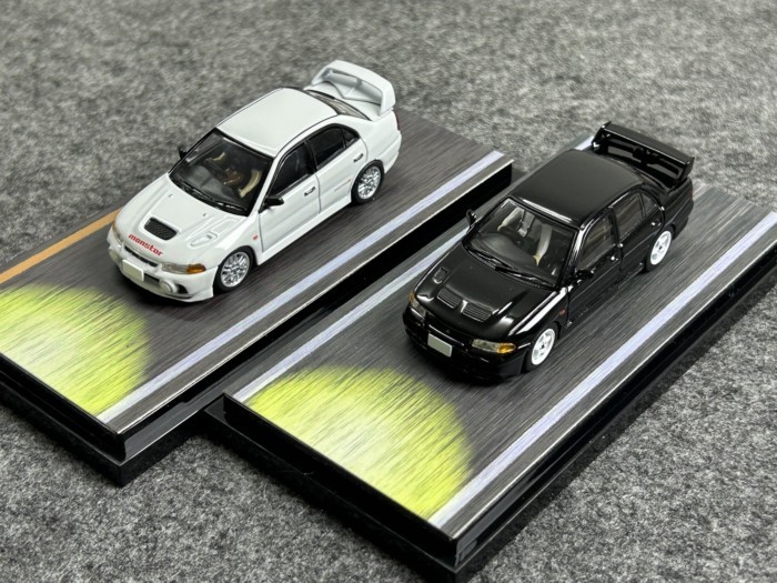 Hobby Japan 1: 64 Initial D Mitsubishi EVO 3 EVO 4 พร้อมตุ๊กตาโมเดลรถโลหะผสม