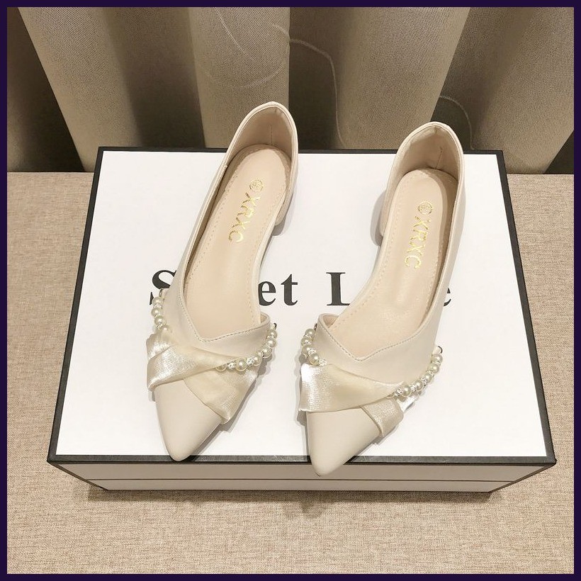 รองเท้าแบนปากตื้นสไตล์เกาหลีขนาด35-41สีดำและสีขาว โบว์มุกประดับหัวแหลมพื้นนุ่มหนังกลับ สำหรับผู้หญิง