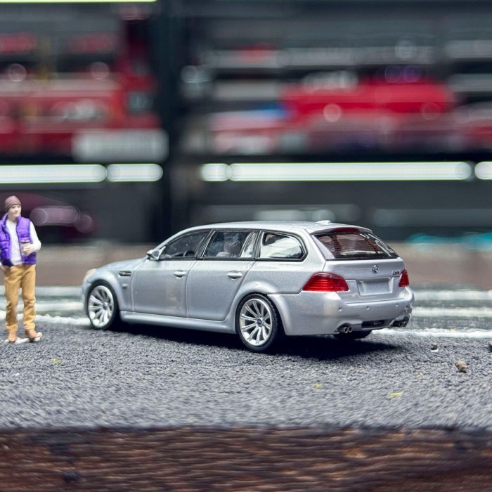 KING MODEL 1: 64 BMW BMW M5 E61 Watt โมเดลรถโลหะผสมรถถัง