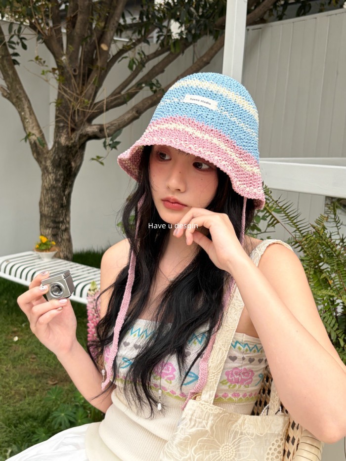 หมวกหญิงแบบเกาหลีลายทางสีแมทช์ เหมาะสำหรับใส่ในฤดูร้อน ออกแบบมาเพื่อบังแสงอาทิตย์และโชว์ใบหน้าได้อย่างสวยงาม