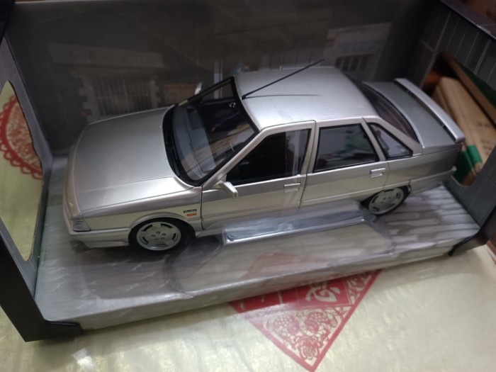 พร้อมสต็อก 1: 18 Solid Renault R21 turbo MH2 โมเดลรถบรรจุภัณฑ์คลาสสิก