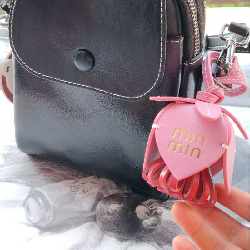 ตุ๊กตากระเป๋าดอกไม้หนังแท้ Miu Series แบบเดียวกับ TEMU สไตล์คล้ายๆ กัน