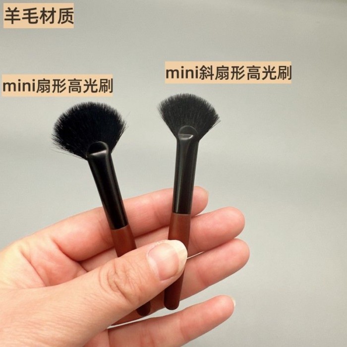Mi Negative Dog mini mini Fan-Shaped Highlighter Brush แปรงมัลติฟังก์ชั่นรายละเอียดผมนุ่ม Brightenin