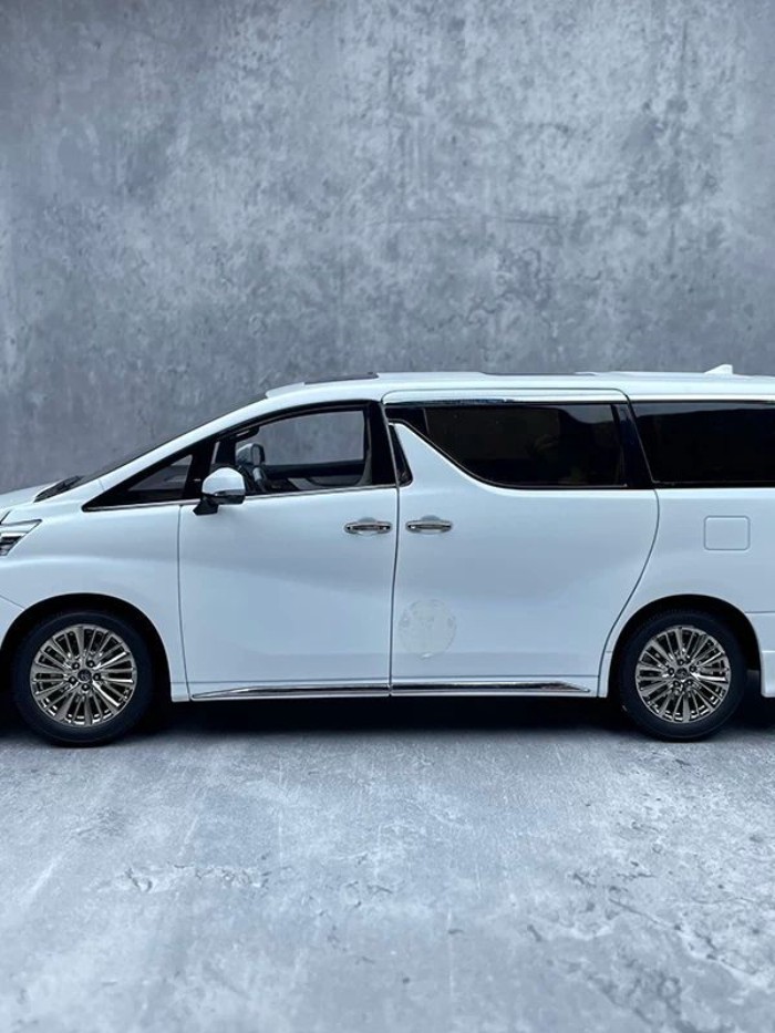 Qihui 1: 18 Toyota Vellfire MPV Business Vehicle Nanny Car Model Car Collection