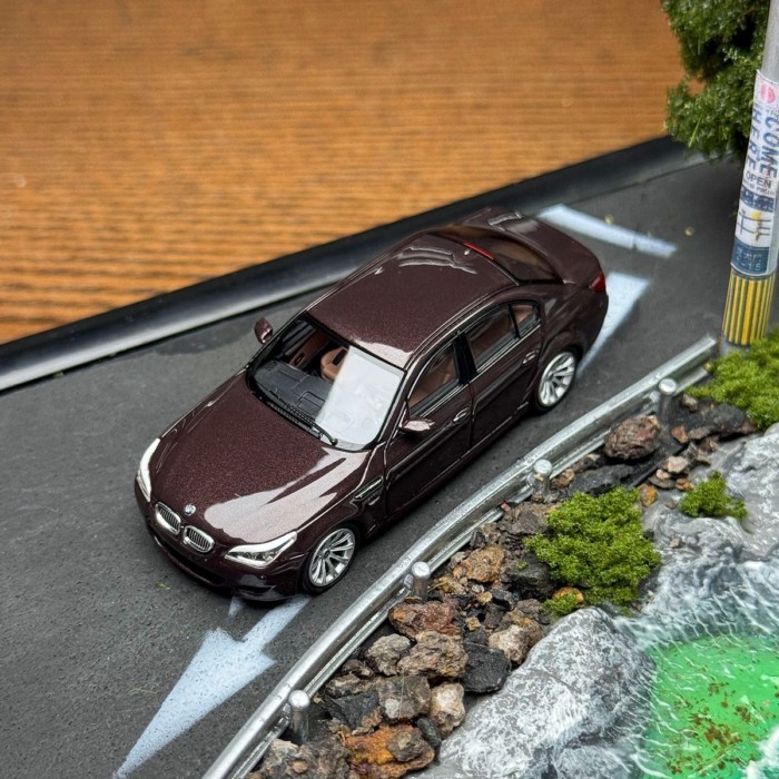 KING MODEL 1: 64 BMW BMW M5 E60 E61 รุ่นสามส่วน + วัตต์รถถังโลหะผสมโมเดลรถ