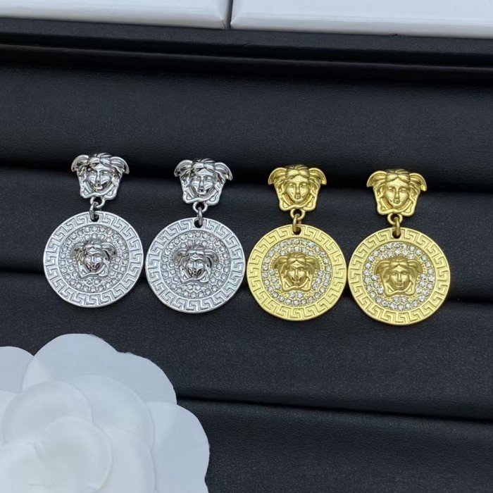 VERSACE Fanjia Medusa Head Metal ต่างหูลายสามมิติสําหรับผู้หญิง หรูหรา เบา หรูหรา แฟชั่น E