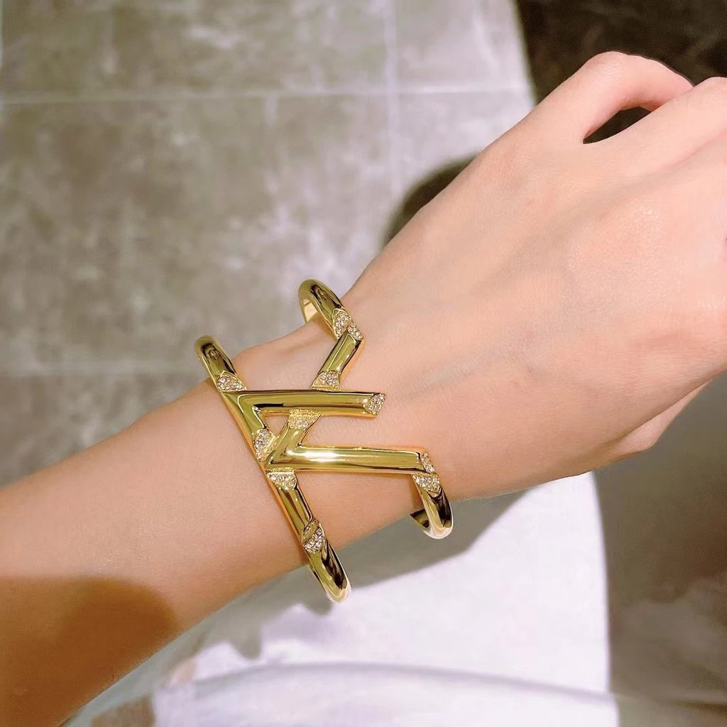 สร้อยข้อมือทรง C Shaped สำหรับผู้หญิง จากLouis Vuitton สไตล์หรูหรา เหมาะเป็นของขวัญที่ประณีตและเหมา