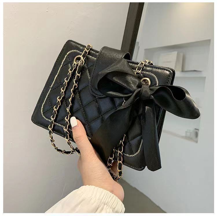 Movement Upscale Simplicity Crossbody Saddle Bag พร้อมส่ง