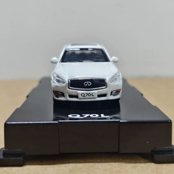 1: 64 Original Infiniti Q70L รถรุ่น Infiniti จําลองรถรุ่นคอลเลกชันเครื่องประดับ