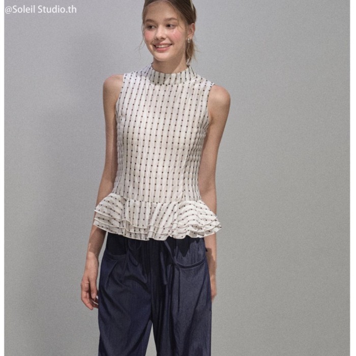 เสื้อยืดสีเทาอ่อนสำหรับผู้หญิงแบบ.slimmer กะทัดรัด มีการดีไซน์ Pka Dot รอบคอดูสวยงาม