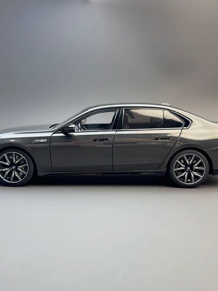 Mini Cut 1: 18 BMW BMW i7 M70 G70 2024 โมเดลรถโลหะผสมเปิดเต็มรูปแบบ