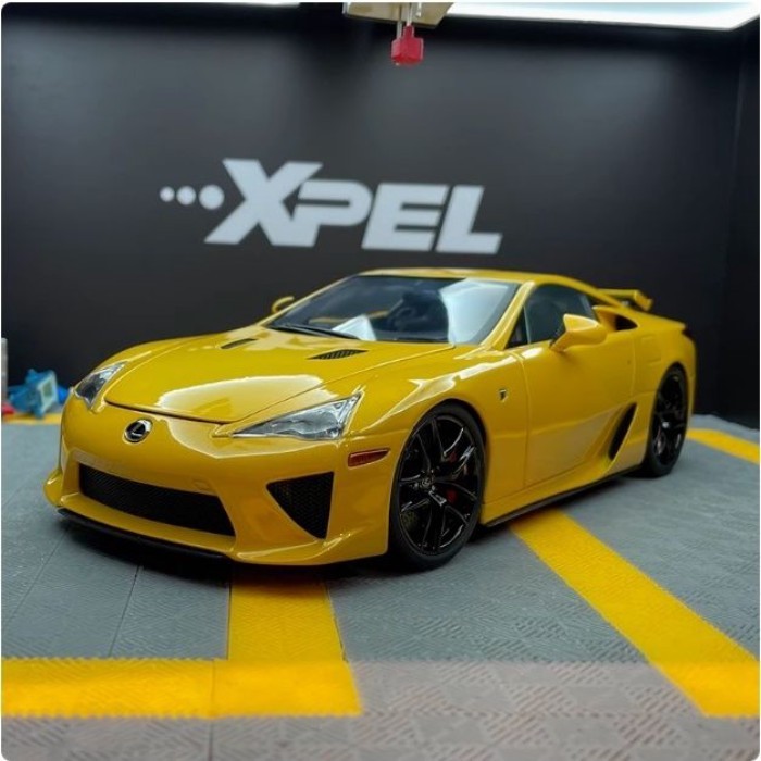 จะ 1: 18 Lexus Lexus LFA Street Edition โมเดลรถจําลองโลหะผสมชุดล้อของสะสม