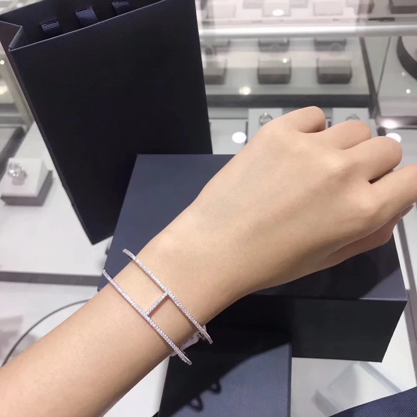 สร้อยข้อมือ APM Monaco แบบ I-Shaped ประดับคริสตัลเพชร เพื่อสไตล์คลาสสิกและเรียบง่าย