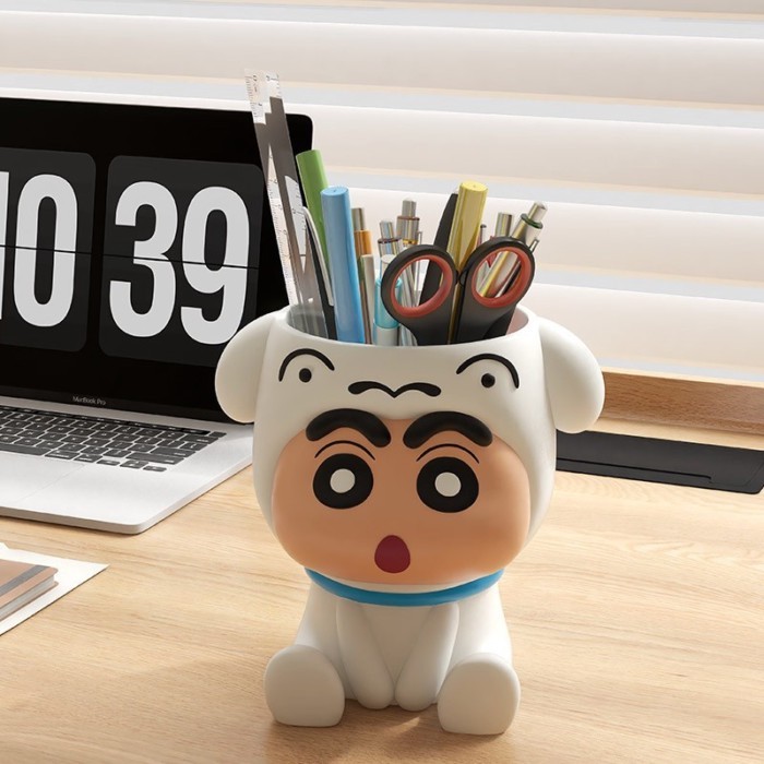 Crayon Shin-Chan Xiaobai ที่ใส่ปากกาการ์ตูนอะนิเมะน่ารักนักเรียนเครื่องเขียนหลอดเดสก์ท็อปตกแต่งตกแต่งของขวัญชาย