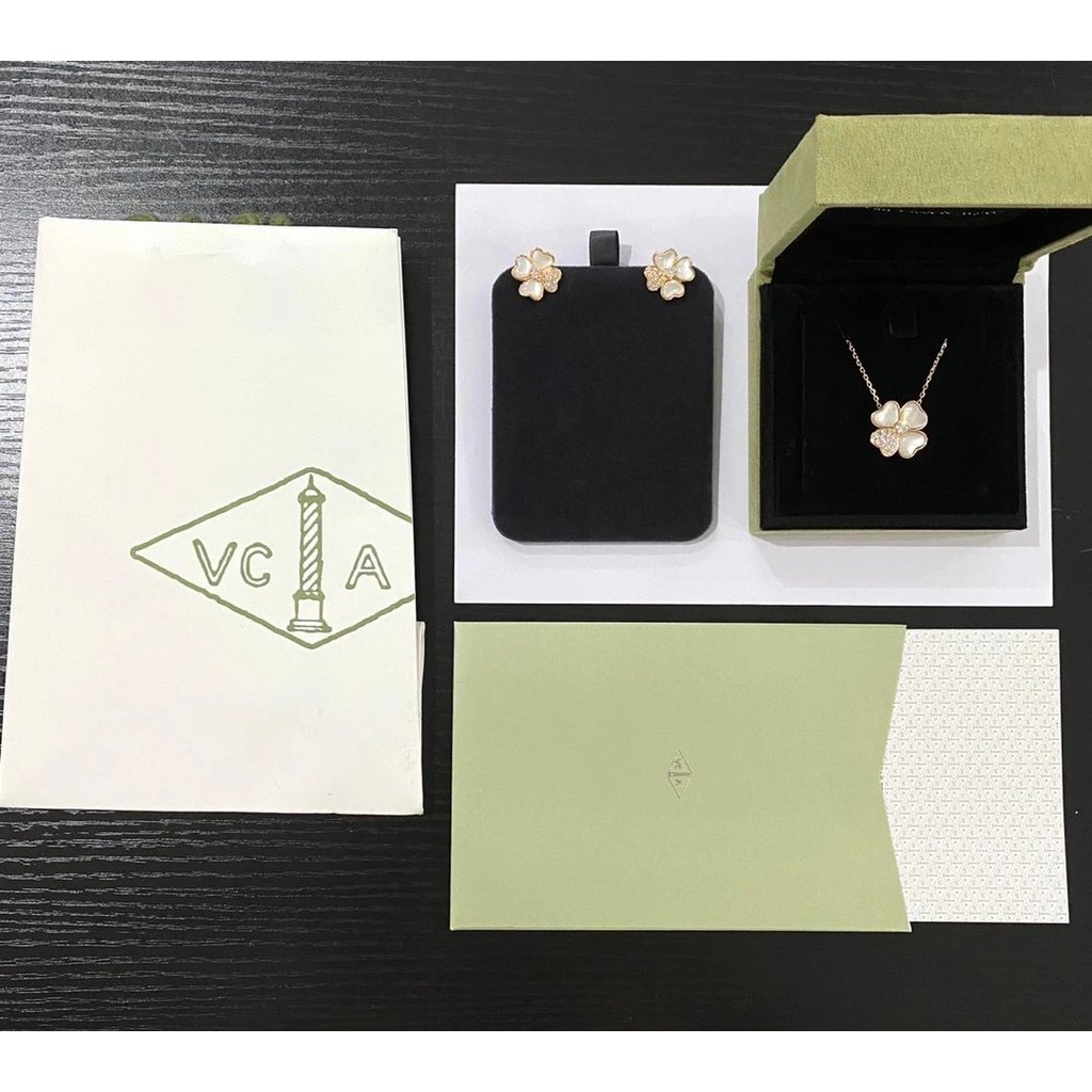 สร้อยคอใบไม้สี่แฉก Alhambra จาก Van Cleef & Arpels