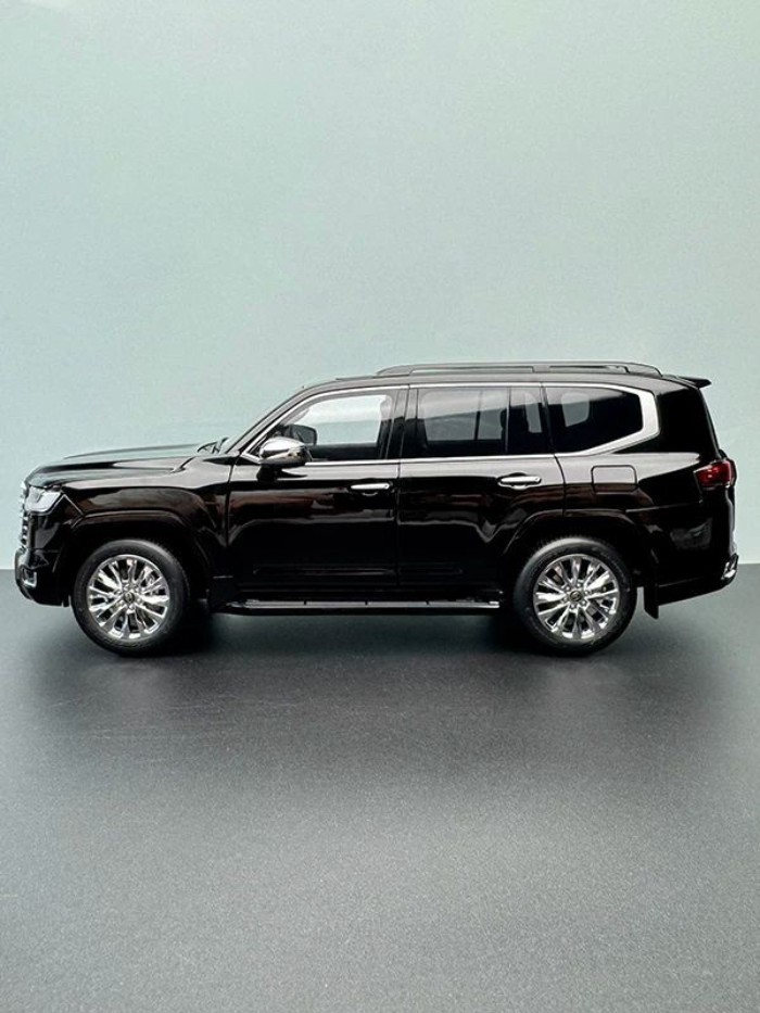 LCD 1: 18 Toyota Land Cruiser Toyota Land Cruiser LC300 ZX โมเดลรถโลหะผสม