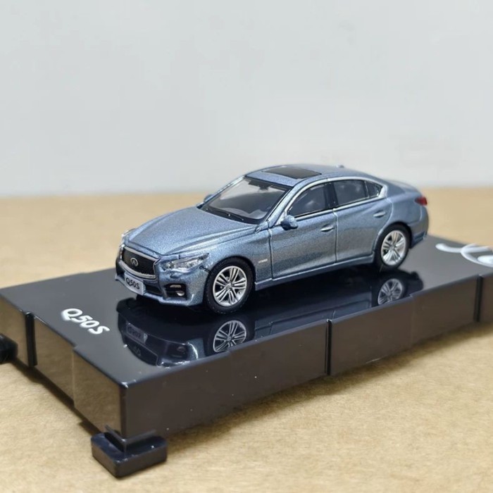 1: 64 Original Infiniti Q50S รถรุ่น Infiniti จําลองรถรุ่นคอลเลกชันเครื่องประดับ