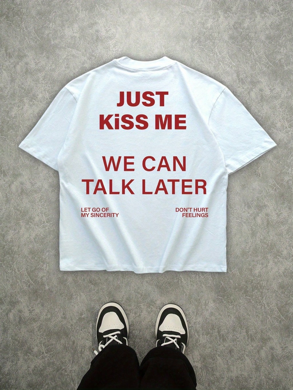 เสื้อยืดผู้ชายสีแดงตัวหนา "JUST KISS ME" & "อย่าเจ็บฉัน" เนื้อเพลงพิมพ์ - เสื้อยืดคอกลมออกแบบเพลงตลก