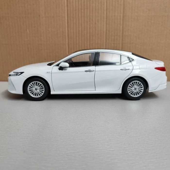 Guangauto TOYOTA ยี่ห้อใหม่เก้ารุ่น CAMRY TOYOTA CAMRY 2024 1: 18 โมเดลรถโลหะผสม