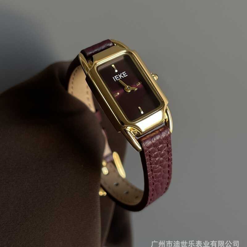 IEKE Niche Encore Red Medieval Watch ผู้หญิงที่ไม่ซ้ํากันหน้าปัดเล็กส่วนตัวนาฬิกาหญิง
