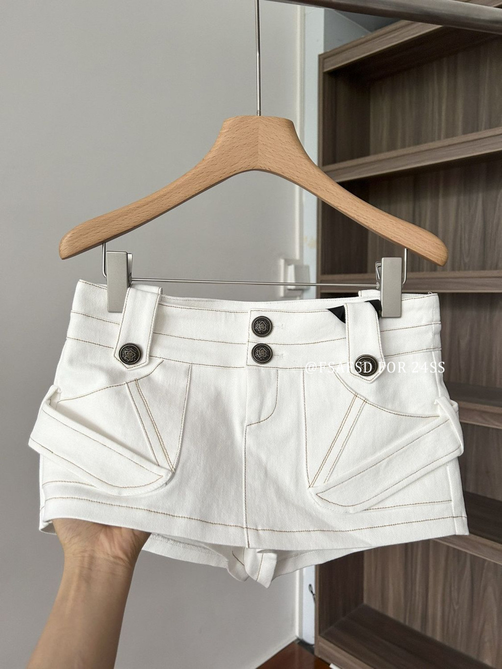 FSAFSD 2026 ฤดูร้อนสไตล์ใหม่สาวร้อนเอวต่ํา Slimmer ดูอเมริกันสีขาว Denim A-Line Overalls สะโพกกางเกงขาสั้นผู้หญิง