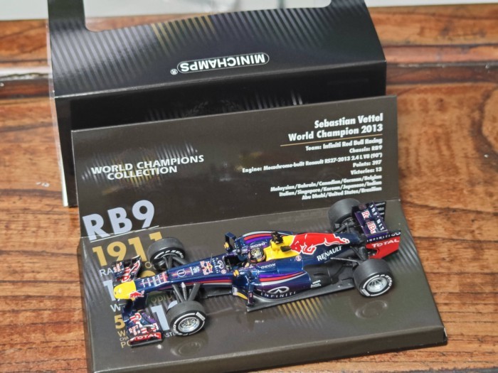 พร้อมส่ง Mini Cut MINICHAMPS 1/43 2013WDC Red Bull RB9 1 #Wittle พร้อมถ้วยรางวัล