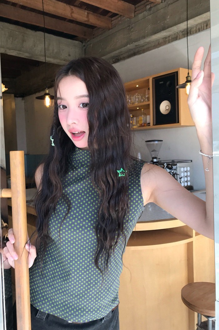 ลายจุดแขนกุดด้านบนผู้หญิงฤดูร้อนสวมใส่ด้านนอกสไตล์ฮ่องกงย้อนยุคการออกแบบเสื้อยืดรู้สึกครึ่งคอสูงเสื้อกั๊ก