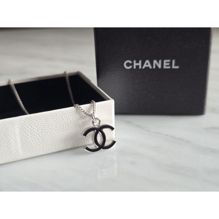 CHANEL CC LOGO BLACK ENAMEL NECKLACE