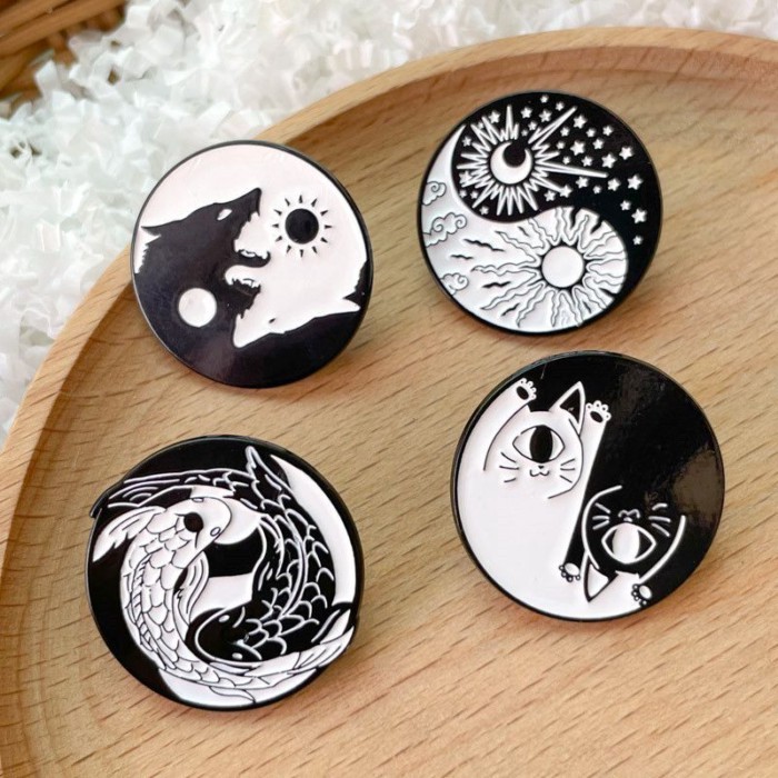 การ์ตูนสีดําสีขาวหมาป่า Cyclops Cat Sun Moon Crossover รอบเข็มกลัดสนุก Yin Yang Tai Chi Gossip โลหะผ