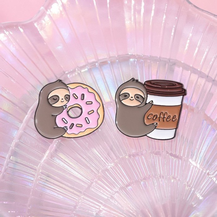 [เข็มกลัดแฟชั่น] [ต้องมีสําหรับการสวมใส่] สนุกน่ารัก Sloth Banana Coffee Donut เข็มกลัดการ์ตูนสัตว์อ