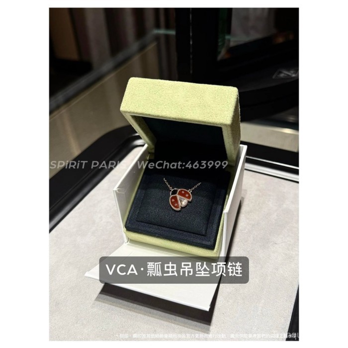 สร้อยคอจี้เต่าทองคำ 18K จาก Van Cleef & Arpels Inspired Wings