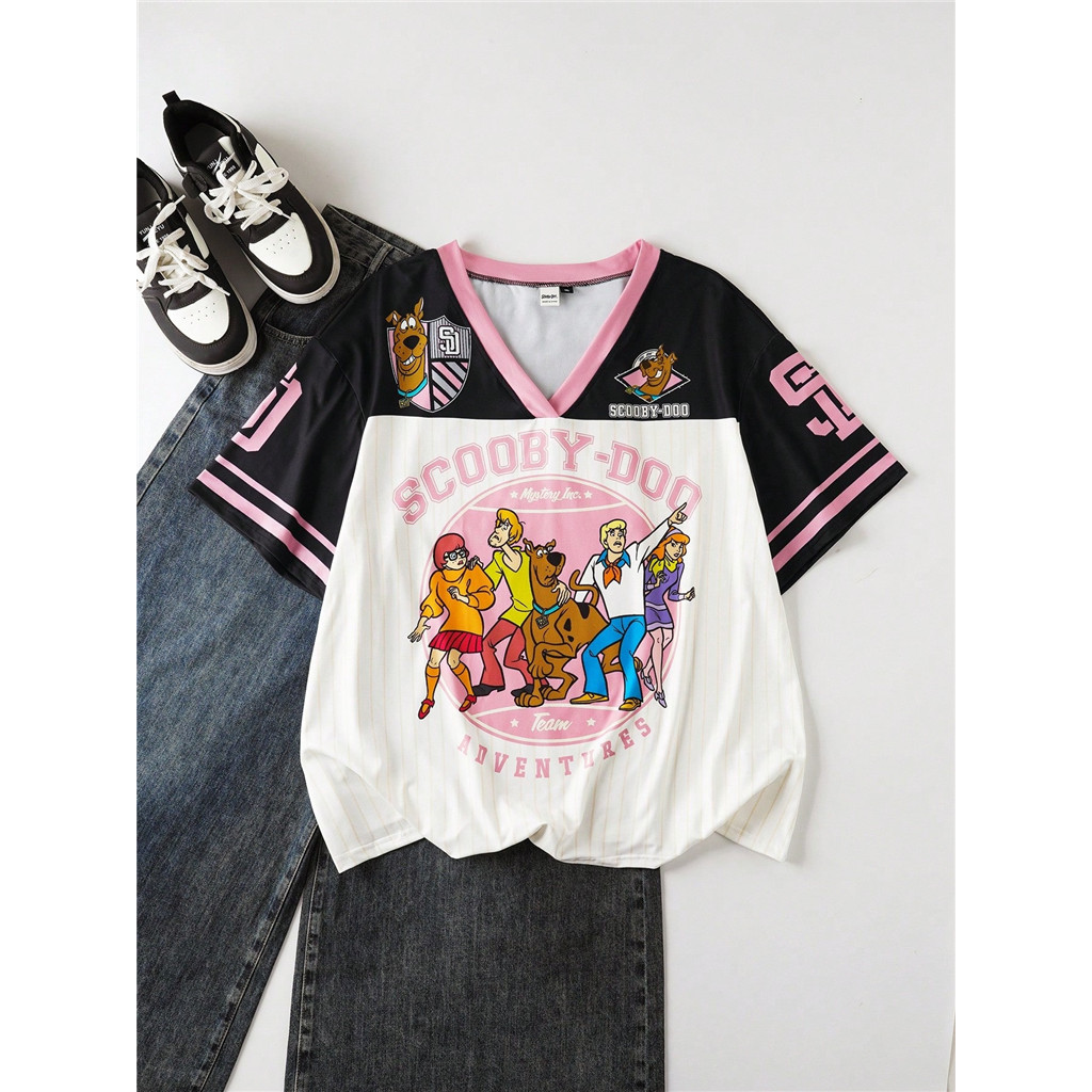 เสื้อยืดคอวีแขนสั้นผู้หญิงไซส์ใหญ่พิมพ์ลายตัวอักษรการ์ตูนสไตล์วิทยาลัยแฟชั่นลําลอง