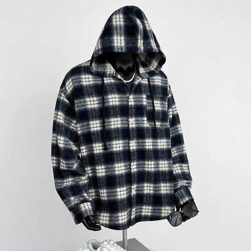 ▥ เสื้อเชิ้ตมีฮู้ดลายสก็อตสำหรับผู้ชาย ทรงหลวม สไตล์ลำลองสำหรับฤดูใบไม้ผลิ เสื้อผ้าผสมคอตตอน ระ