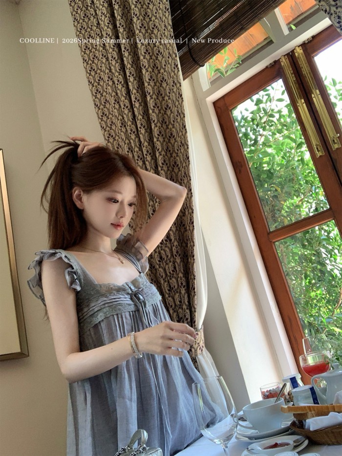 สีขาวสีฟ้าสีม่วง รามี เดรสแขนบินเล็กกระโปรงสั้น